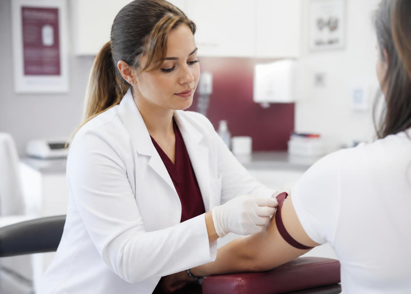 Personel Health Factory podczas pobrania krwi